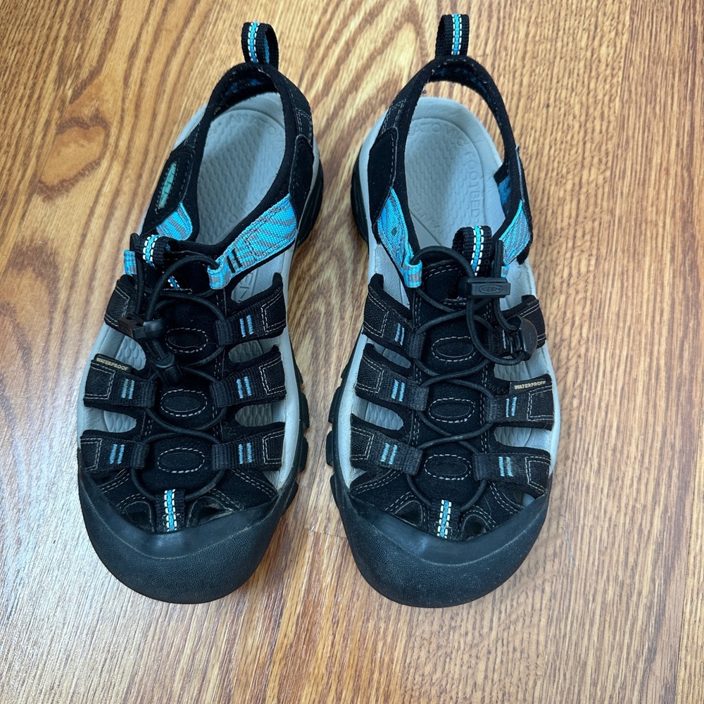 Keen women shoes.